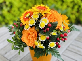 五颜六色艳丽插花摄影图片